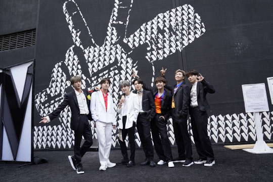 방탄소년단, 美 NBC '더 보이스' 파이널 게스트 출연 [사진 제공=Greg Gayne/NBC]